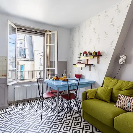 Sacre Coeur View Studio *